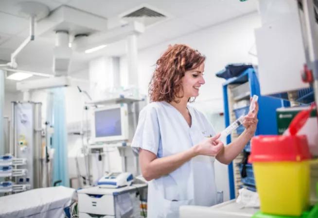 Photo d'une jeune femme infirmière